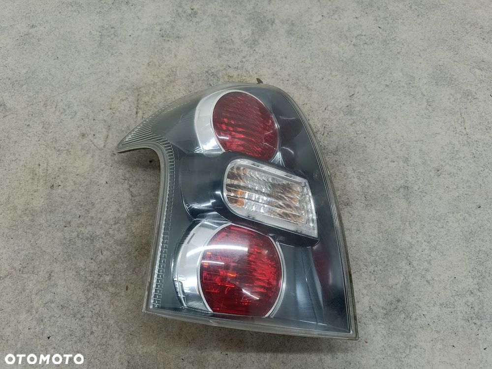 LAMPA TYLNA LEWA TOYOTA COROLLA VERSO II - 10