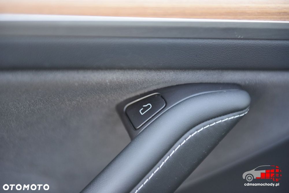 Tesla Model Y - 17