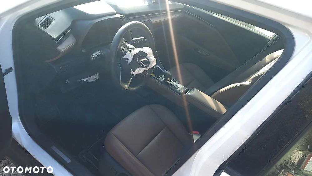 Lexus LBX - 6