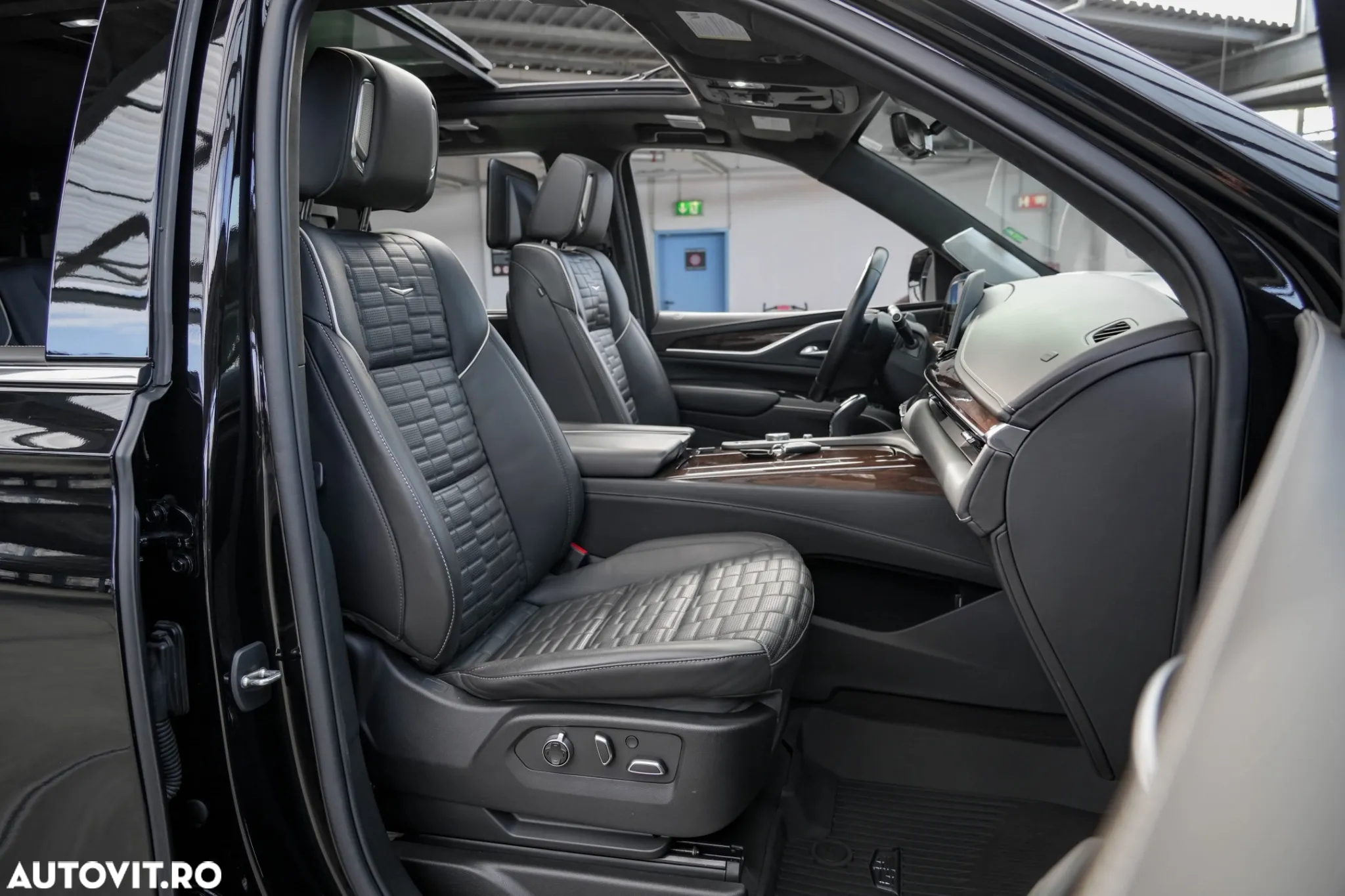 Cadillac Escalade - 17