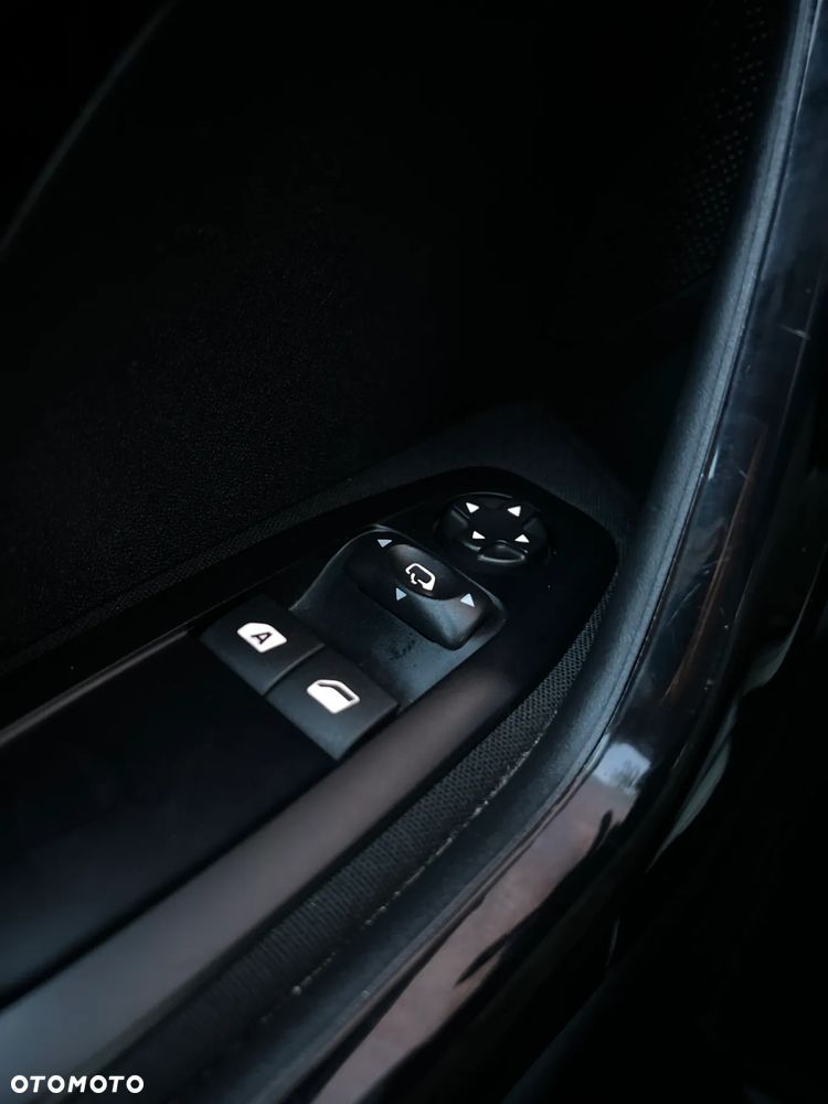 Peugeot 208 - 24