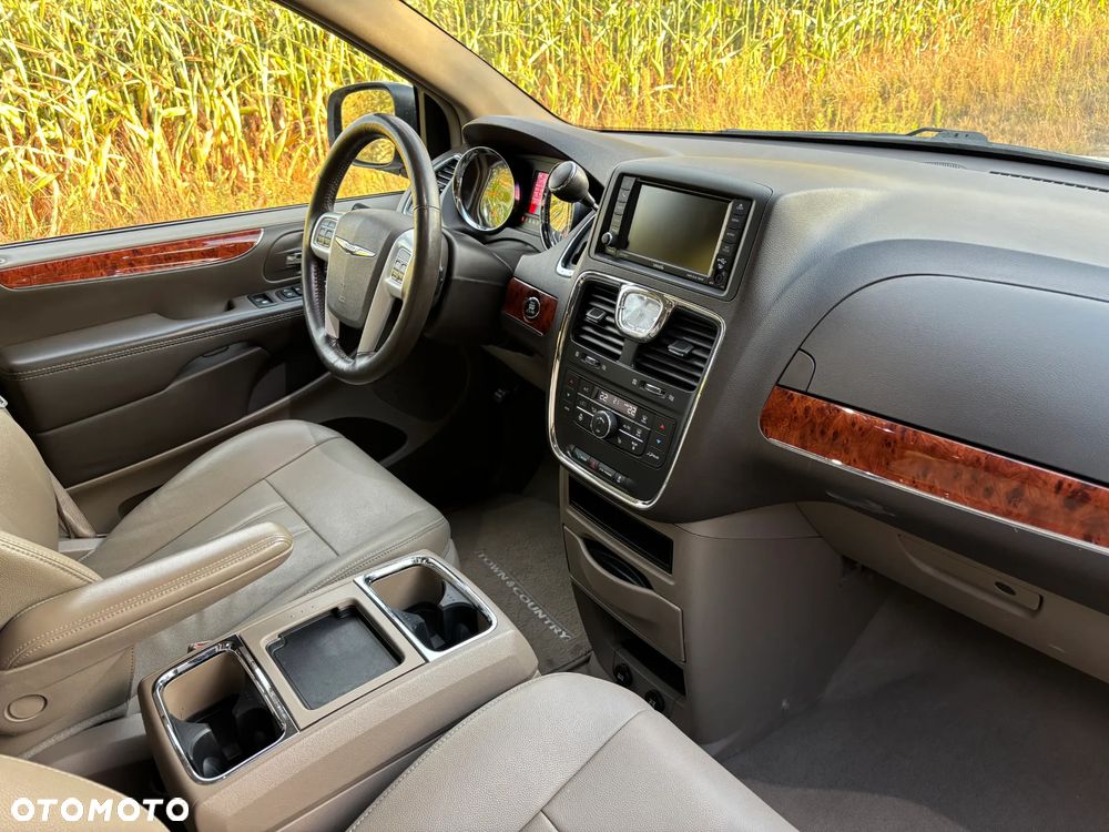 Chrysler Town & Country 3.6 Limited - 13