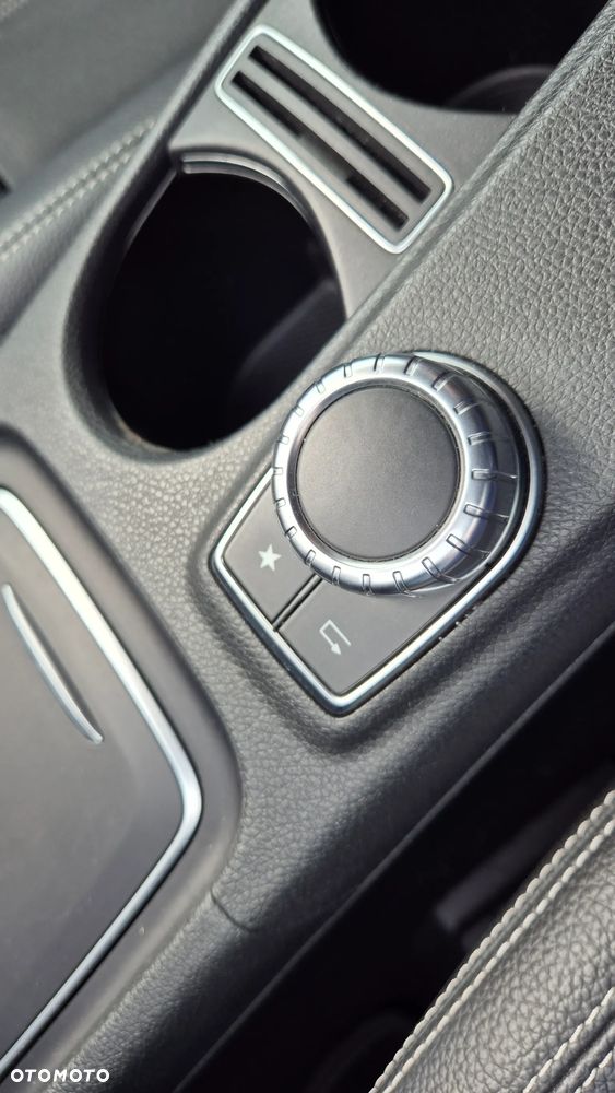 Mercedes-Benz GLA 200 7G-DCT AMG Line - 37