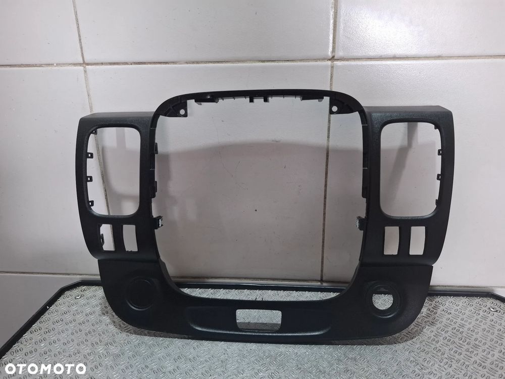 Ramka radia Renault Trafic III 2018 rok nr 682607479R - 1