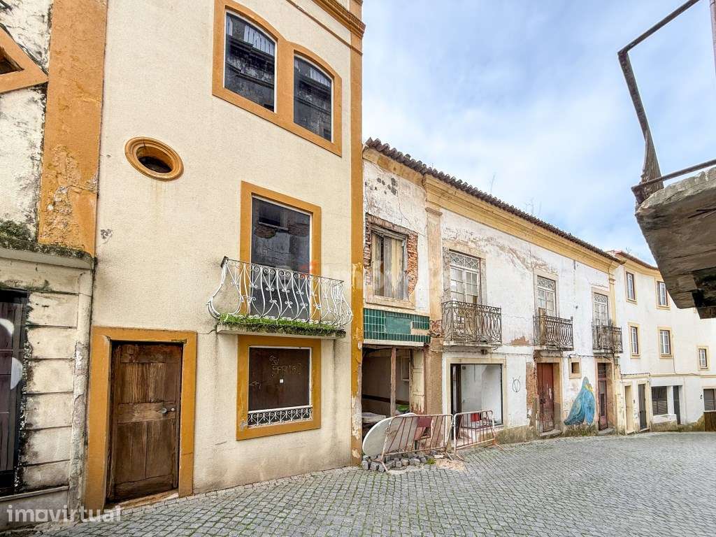 Prédio p/ Recuperar - Centro Histórico de Abrantes - Grande imagem: 4/12