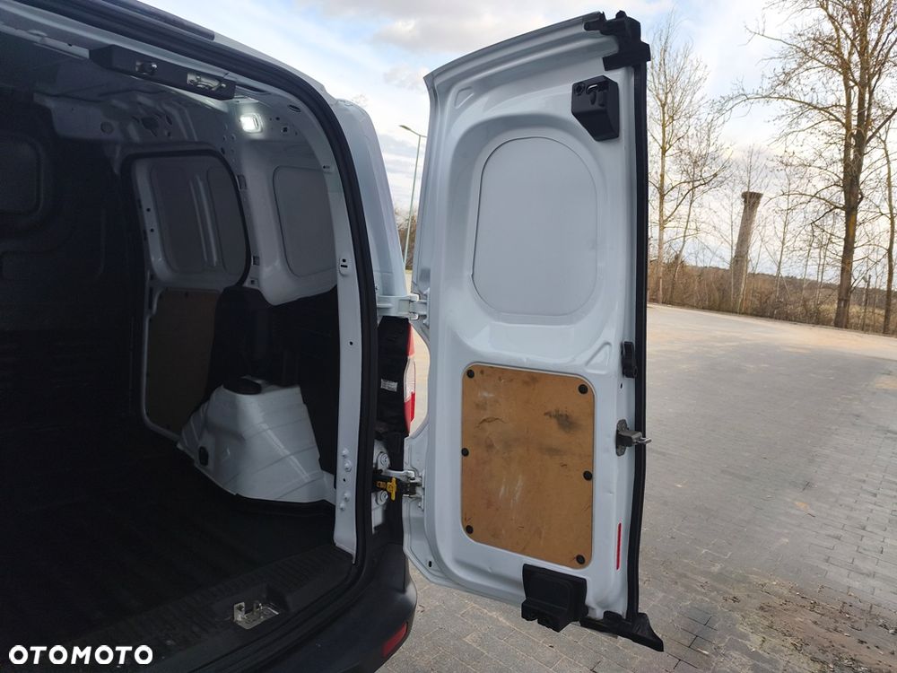 Ford Transit Courier - 17