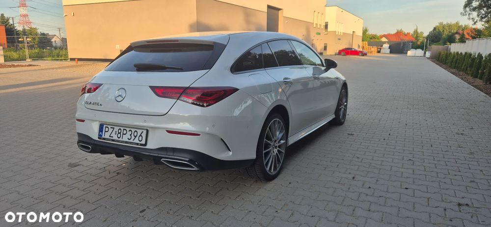 Mercedes-Benz CLA 250 e 8G-DCT AMG Line - 4
