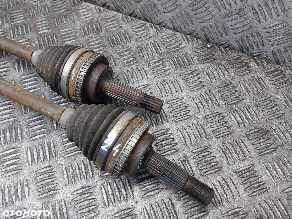 PÓŁOŚ LEWY PRZÓD + PRAWY PRZÓD 5B TOYOTA YARIS I 1.3 16V - 2