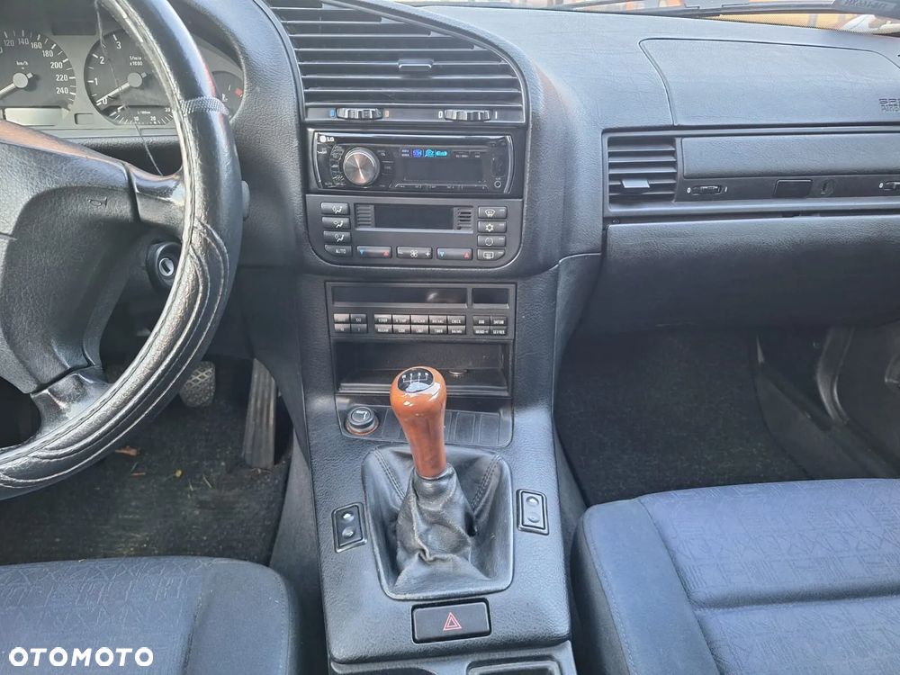 BMW Seria 3 318i - 11