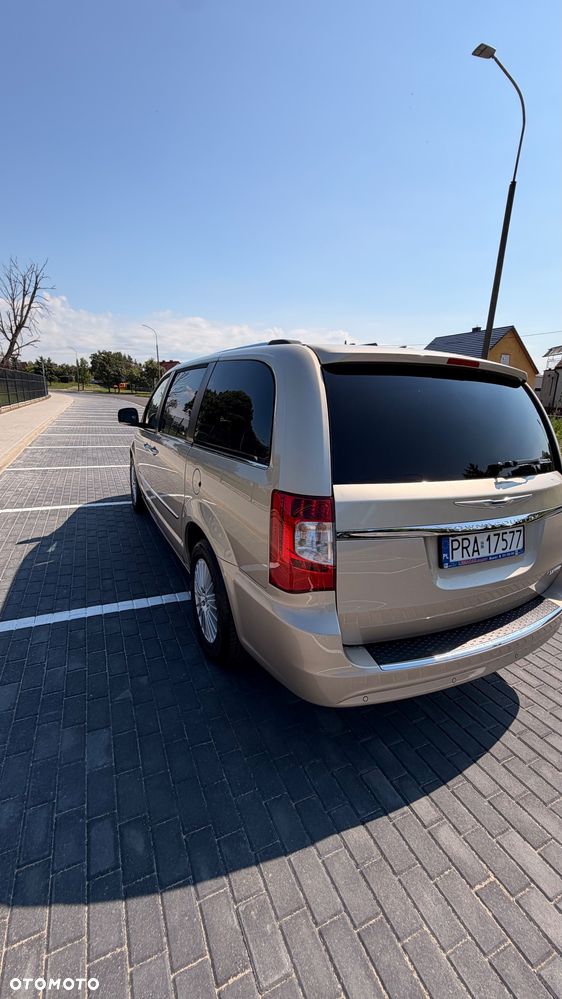 Chrysler Town & Country 3.6 Limited - 9