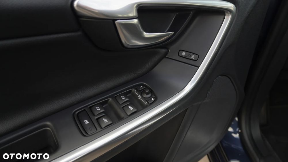 Volvo V60 D6 AWD Plug-in Hybrid Momentum - 33