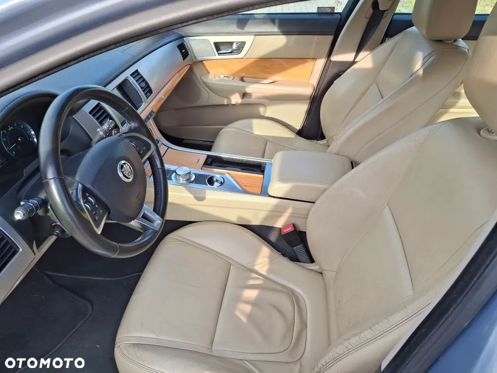 Jaguar XF - 11