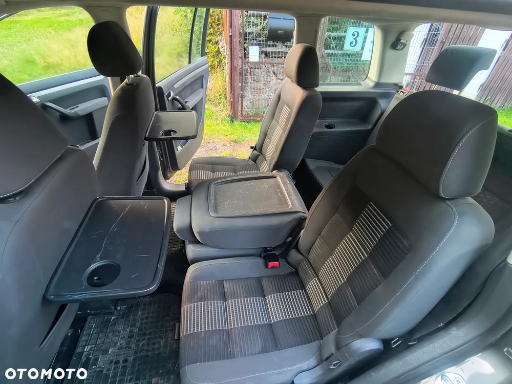Volkswagen Touran - 10
