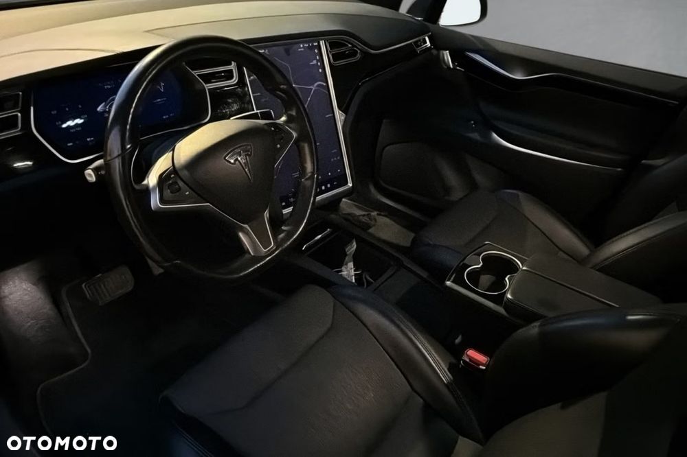 Tesla Model X - 8
