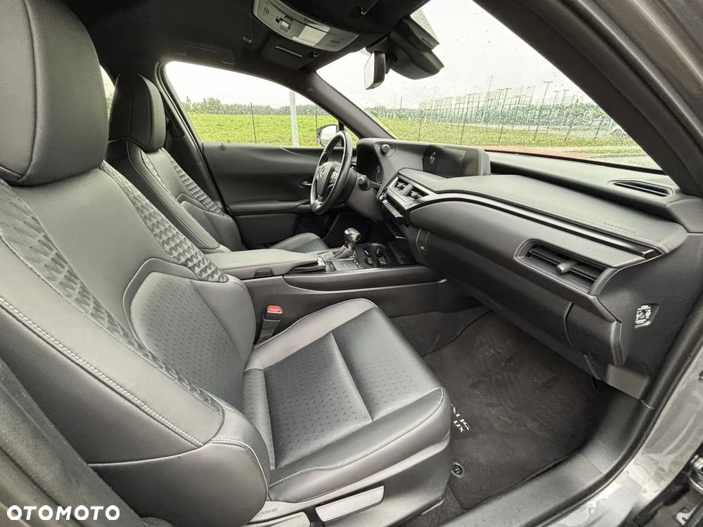 Lexus UX - 16