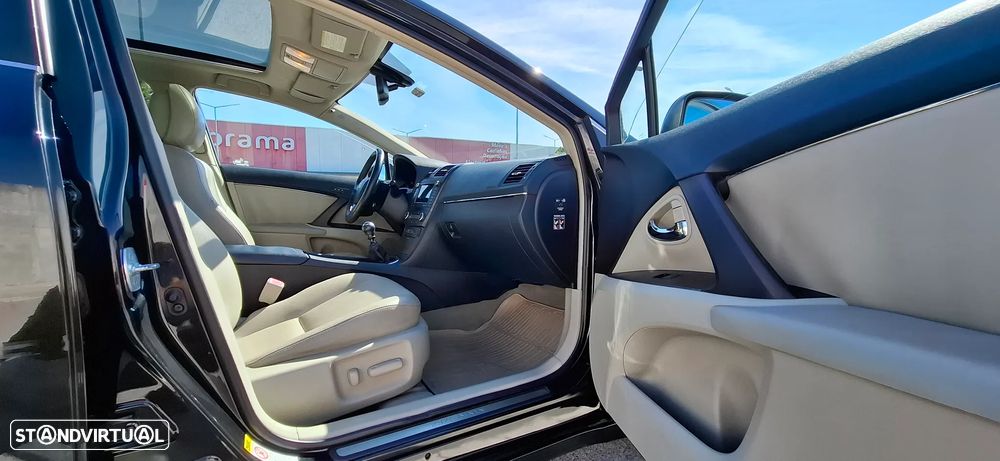 Toyota Avensis SW 2.2 D-CAT Luxury +P.Multimédia - 6