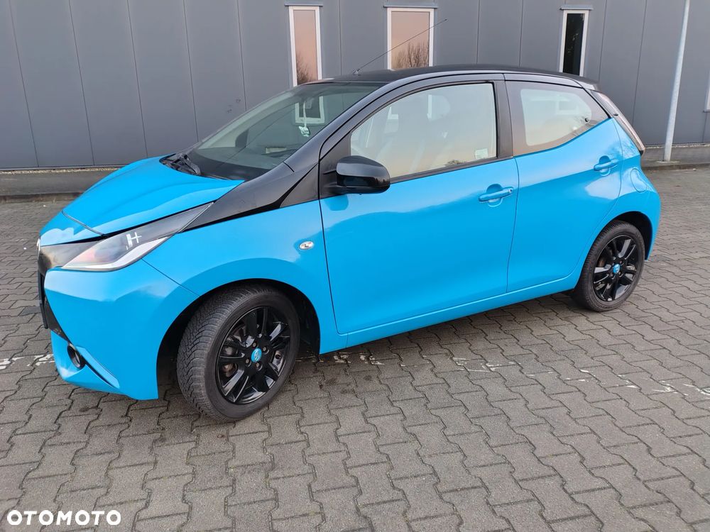 Toyota Aygo x-play touch - 2