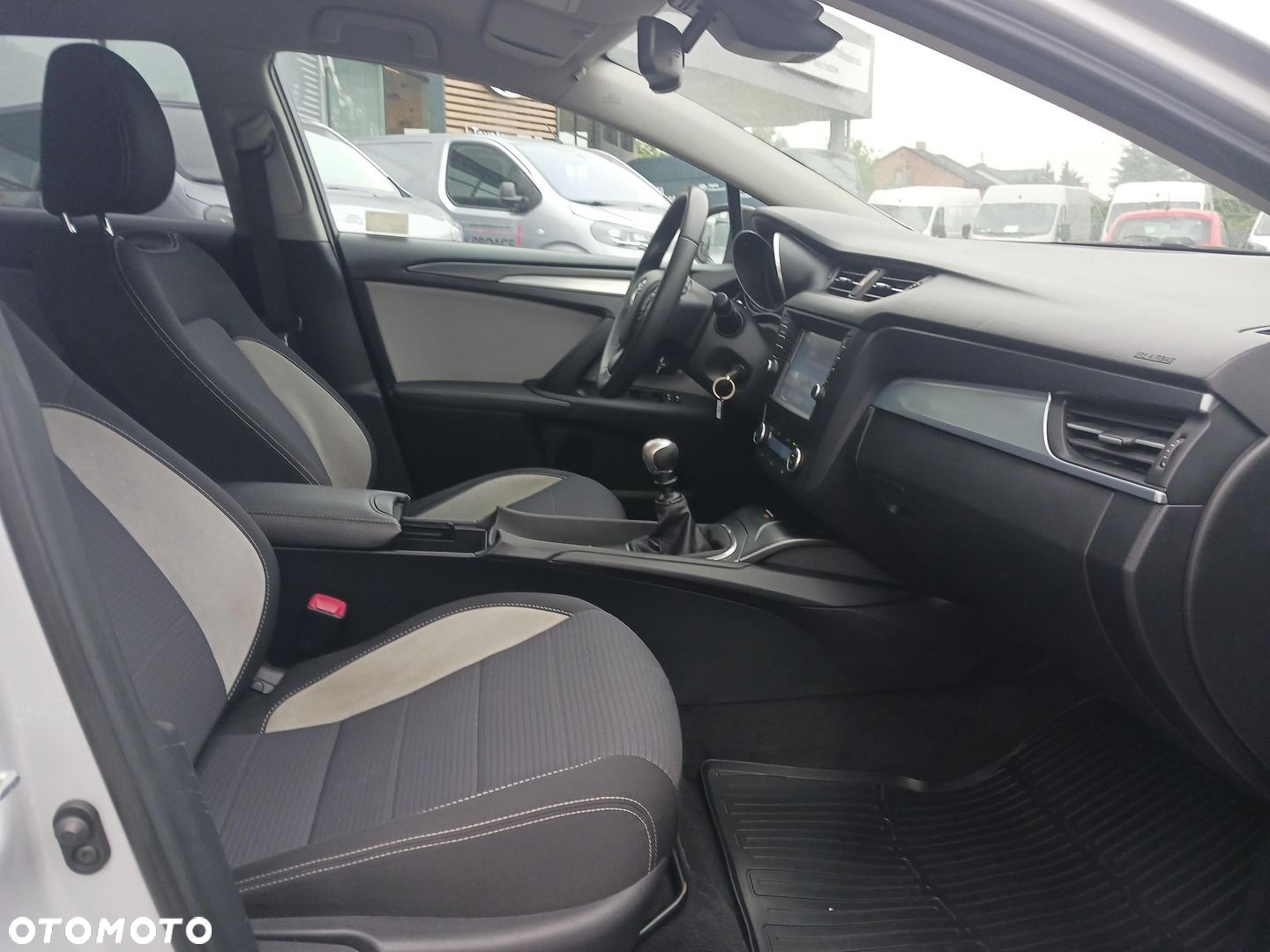 Toyota Avensis 2.0 D-4D Premium - 9
