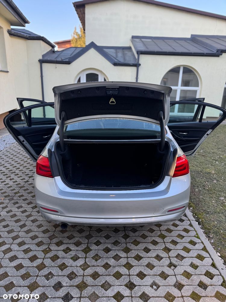 BMW Seria 3 320i xDrive - 14