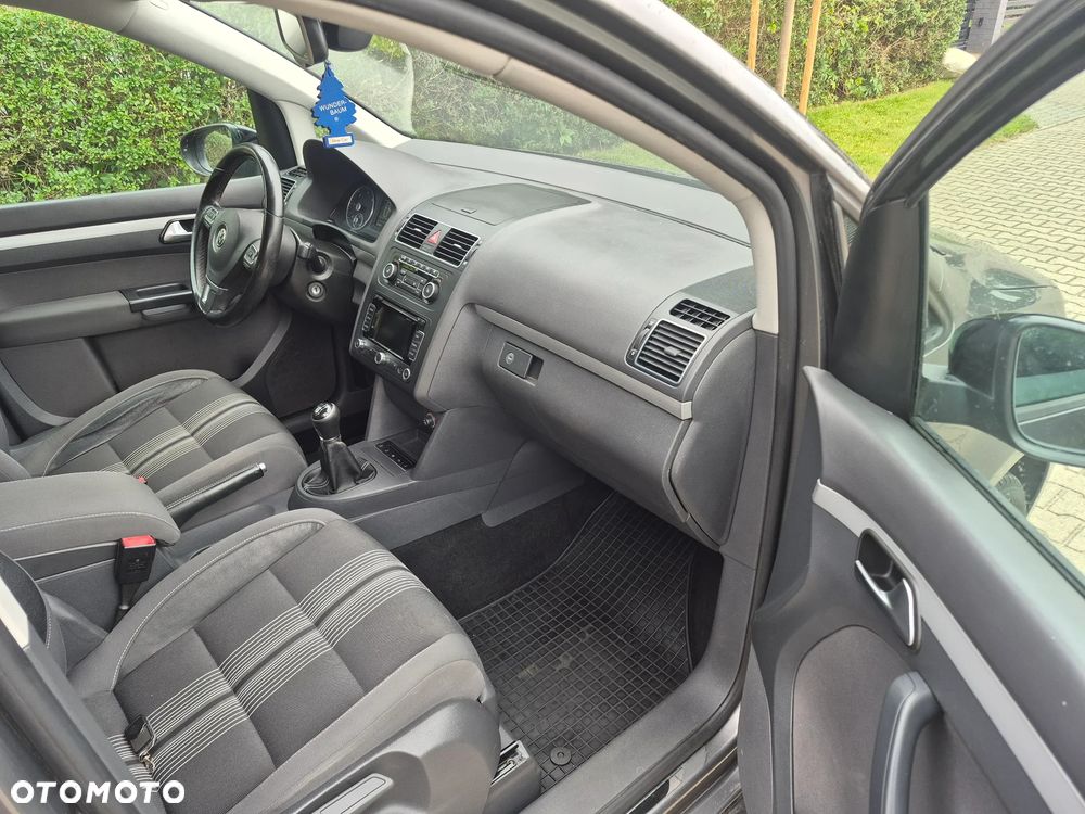 Volkswagen Touran 2.0 TDI DPF MATCH - 22