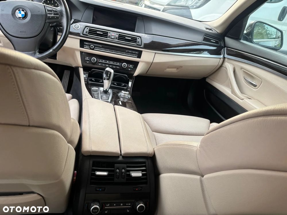 BMW Seria 5 550i - 12