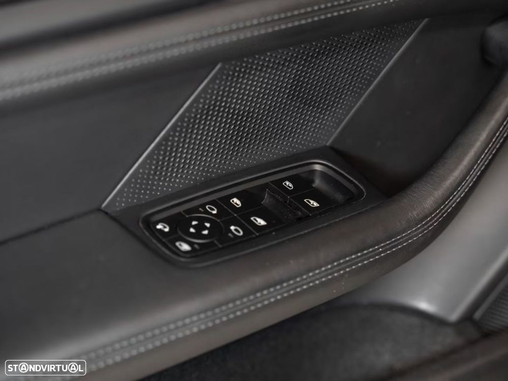 Porsche Taycan Sport Turismo - 18