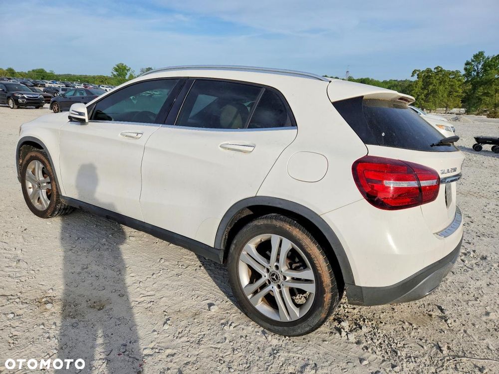 Mercedes-Benz GLA - 4