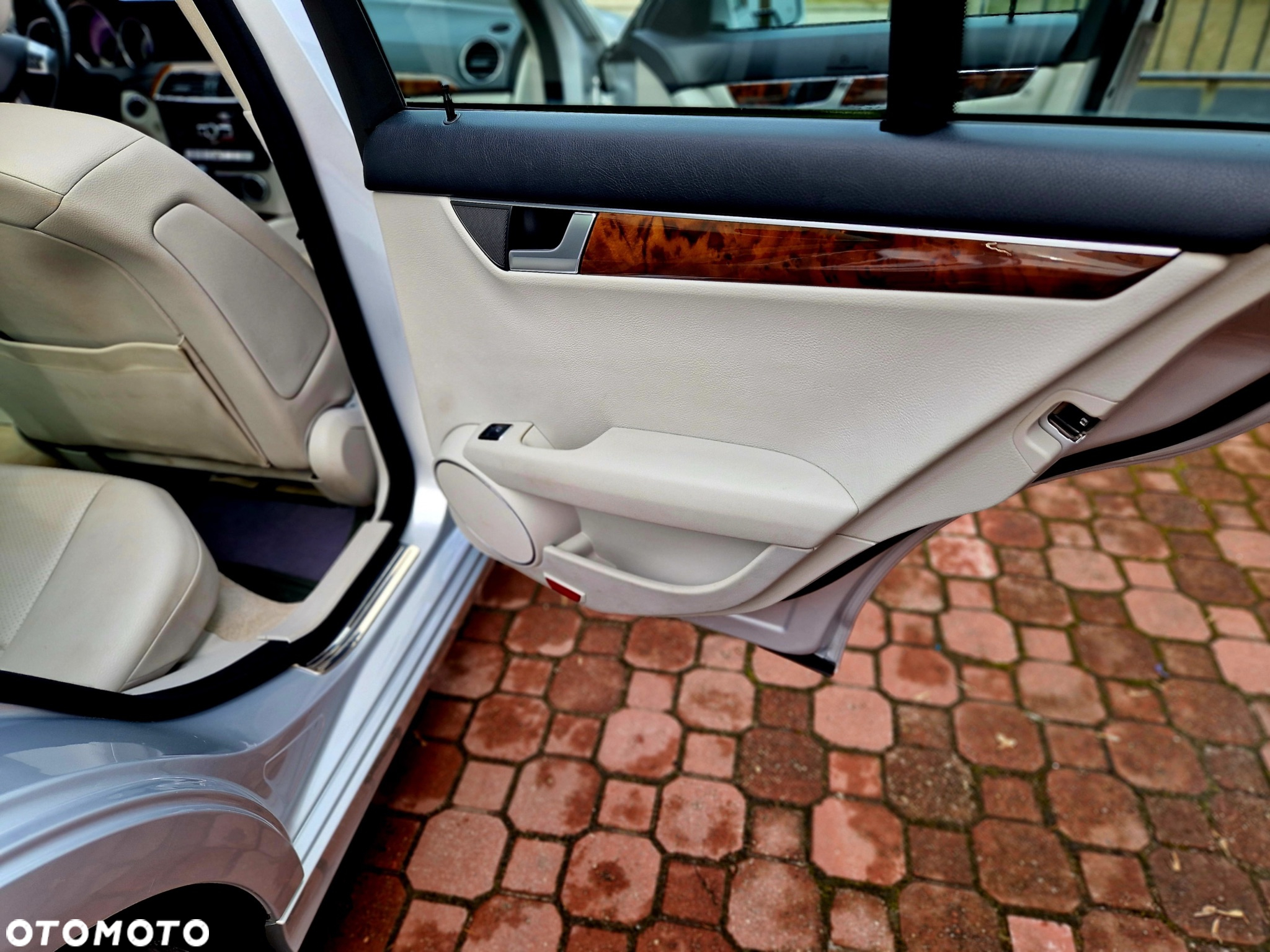 Mercedes-Benz Klasa C 250 CGI T Automatik BlueEFFICIENCY Avantgarde - 15