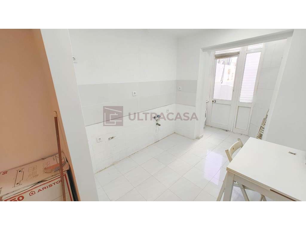 T0 Remodelado com Logradouro no Centro da Amadora - Grande imagem: 3/48