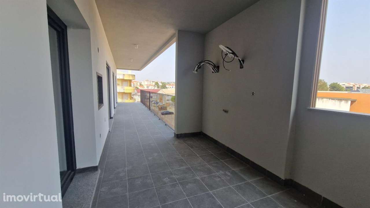 Apartamento T3 no Rés do Chão, com garagem parqueamento e varandas. - Grande imagem: 3/34