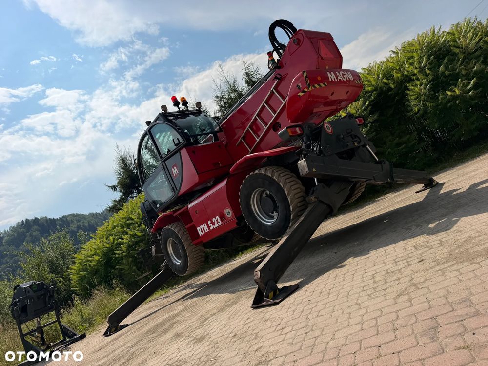 Magni RTH 5.23 SH-D/C Ładowarka teleskopowa Obrotowa roto 23 metry wysuw. 5 ton Udźwig. Wciagarka Hydrauliczna 5 ton. Pilot zdalnie sterowana. DEUTZ Silnik 145 KM. Jak Nowa Z Norwegii 2019 rok. 3200 mtg. Serwisy DEKRA TUV aktualne. Full Wypas. Klima stabilizatory 2 osie. Pilot. Maszyna z Norweskiej Upadłośći. Stan maszyny nie różni się od nowej z Salonu! Zero luzów na wszystkich siłownikach i podzespołach. ani deka wycieków. OKAZJA. Pełna Dokumentacja - 5