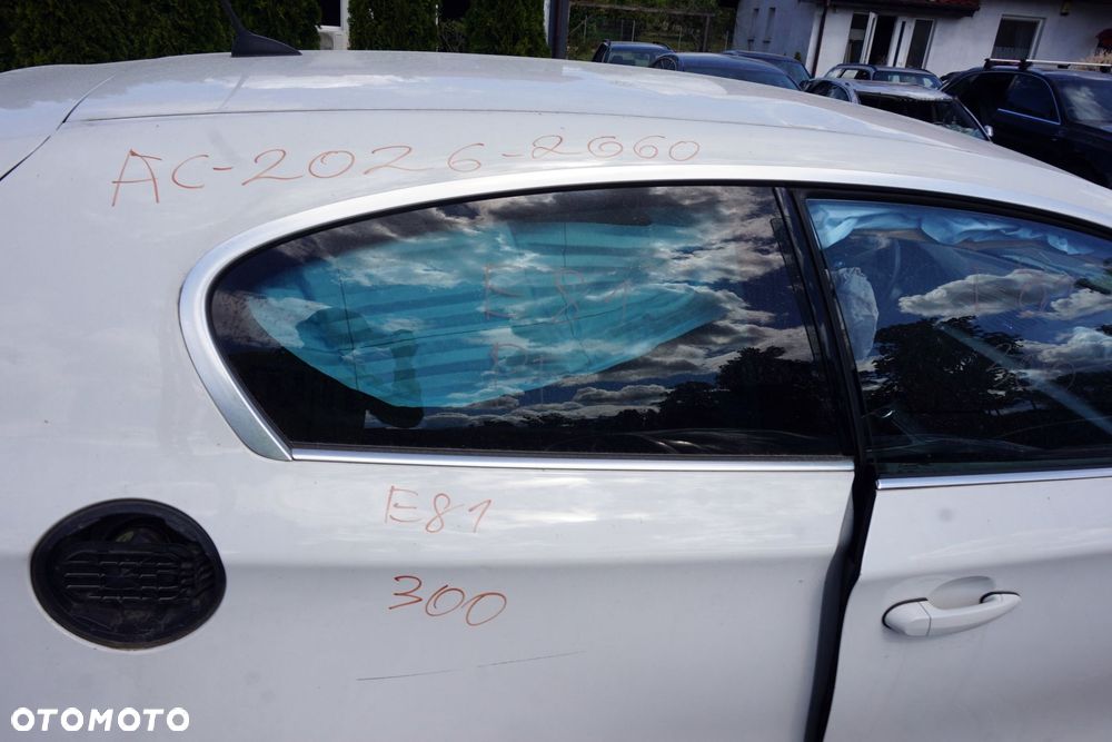 SZYBA KAROSERYJNA TYLNA PRAWA BOCZNA 1 E81 LIFT 3D HB  BMW 2007-2011 - 1