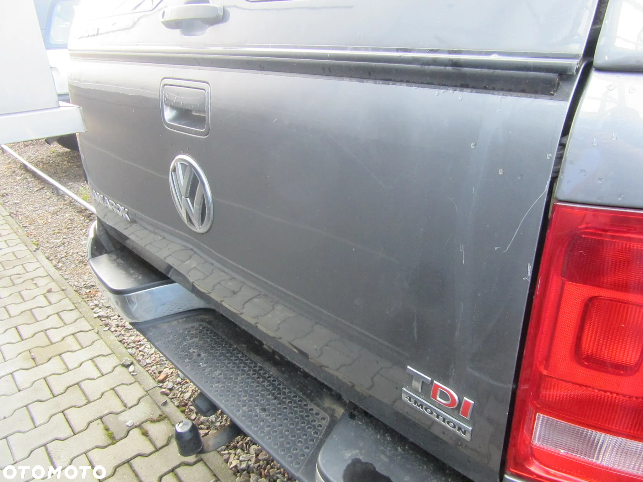 AMAROK 2011 Zderzak tył chrom hak komplet - 3