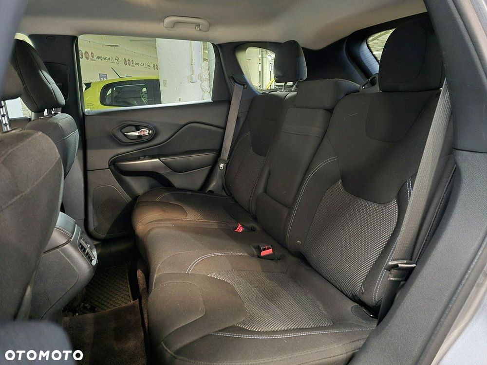Jeep Cherokee - 17