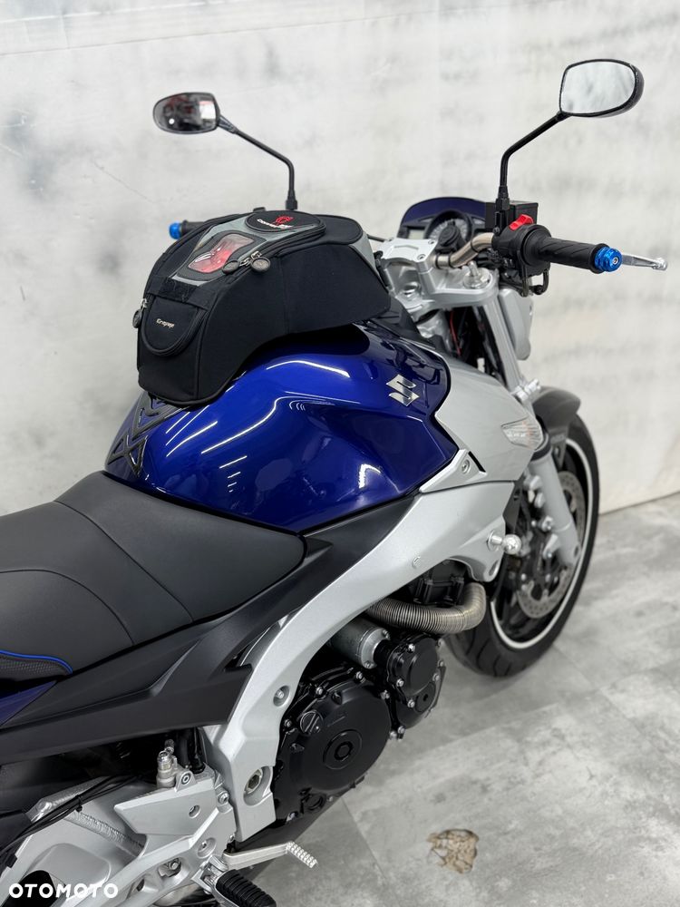 Suzuki GSR - 13