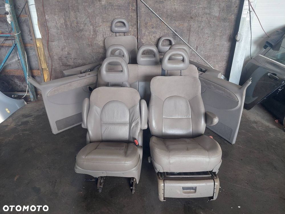 KOMPLET FOTELI LEWY PRAWY PRZÓD KANAPA TYŁ BOCZKI CHRYSLER GRAND VOYAGER IV - 1