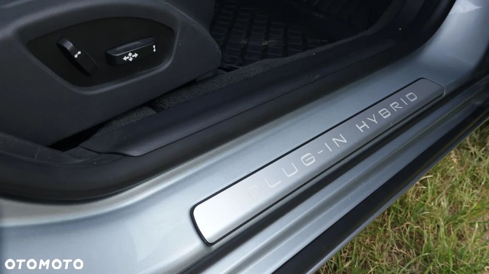 Volvo V60 D6 AWD Plug-in Hybrid R-Design Summum - 32