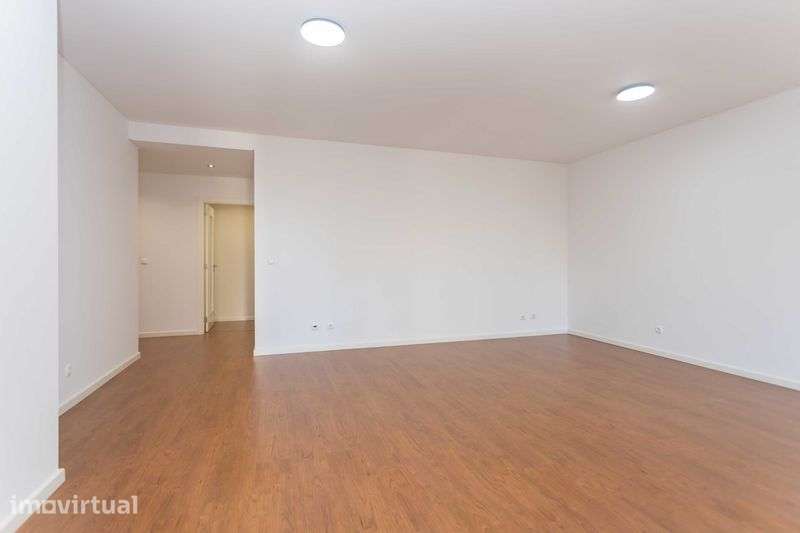 2009 Apartamento T2 com Garagem e Arrecadação - Laranjeiro, Almada - Grande imagem: 4/12