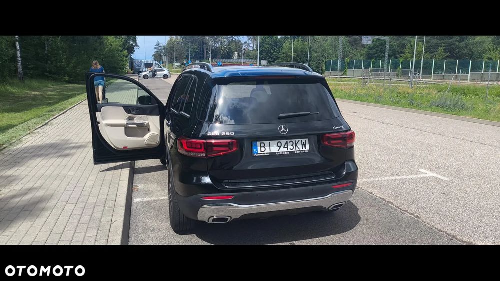 Mercedes-Benz GLB 250 4-Matic 8G-DCT - 4
