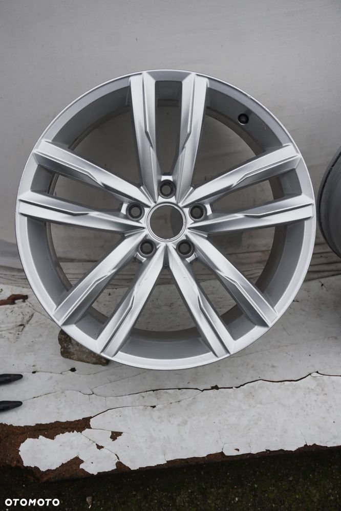 Volkswagen 5x112 18 8J et44 stan bdb 3G0601025H