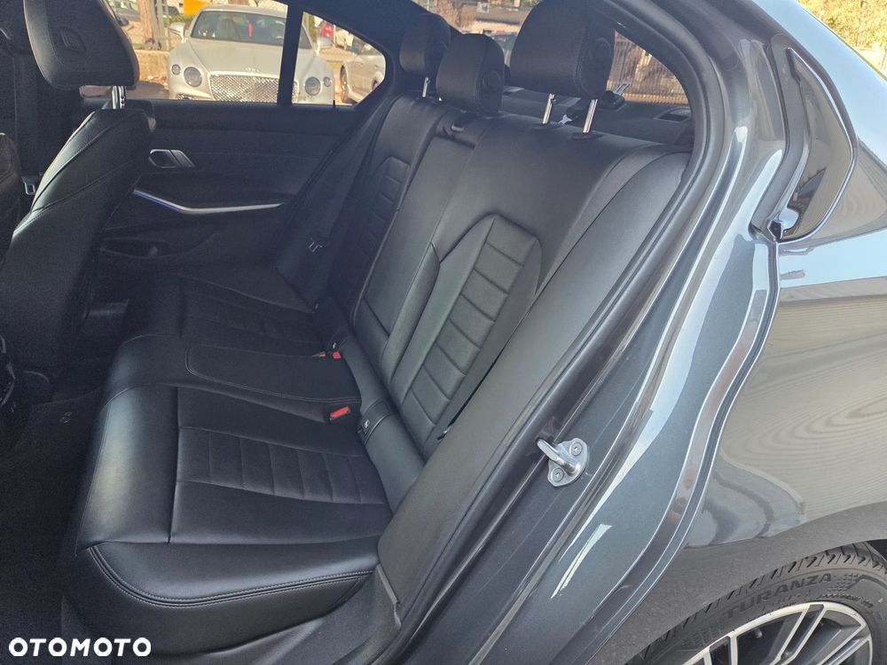 BMW Seria 3 330i xDrive M Sport sport - 21