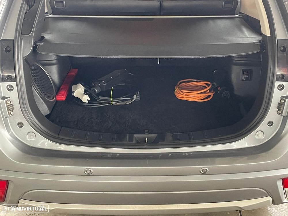 Mitsubishi Outlander 2.0 MIVEC Instyle Navi+ - 30