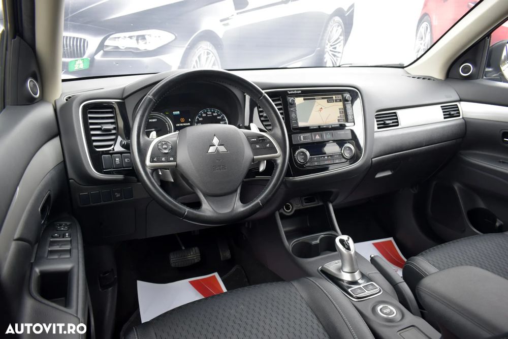 Mitsubishi Outlander 2.0 4WD Plug-In Hybrid Top - 7