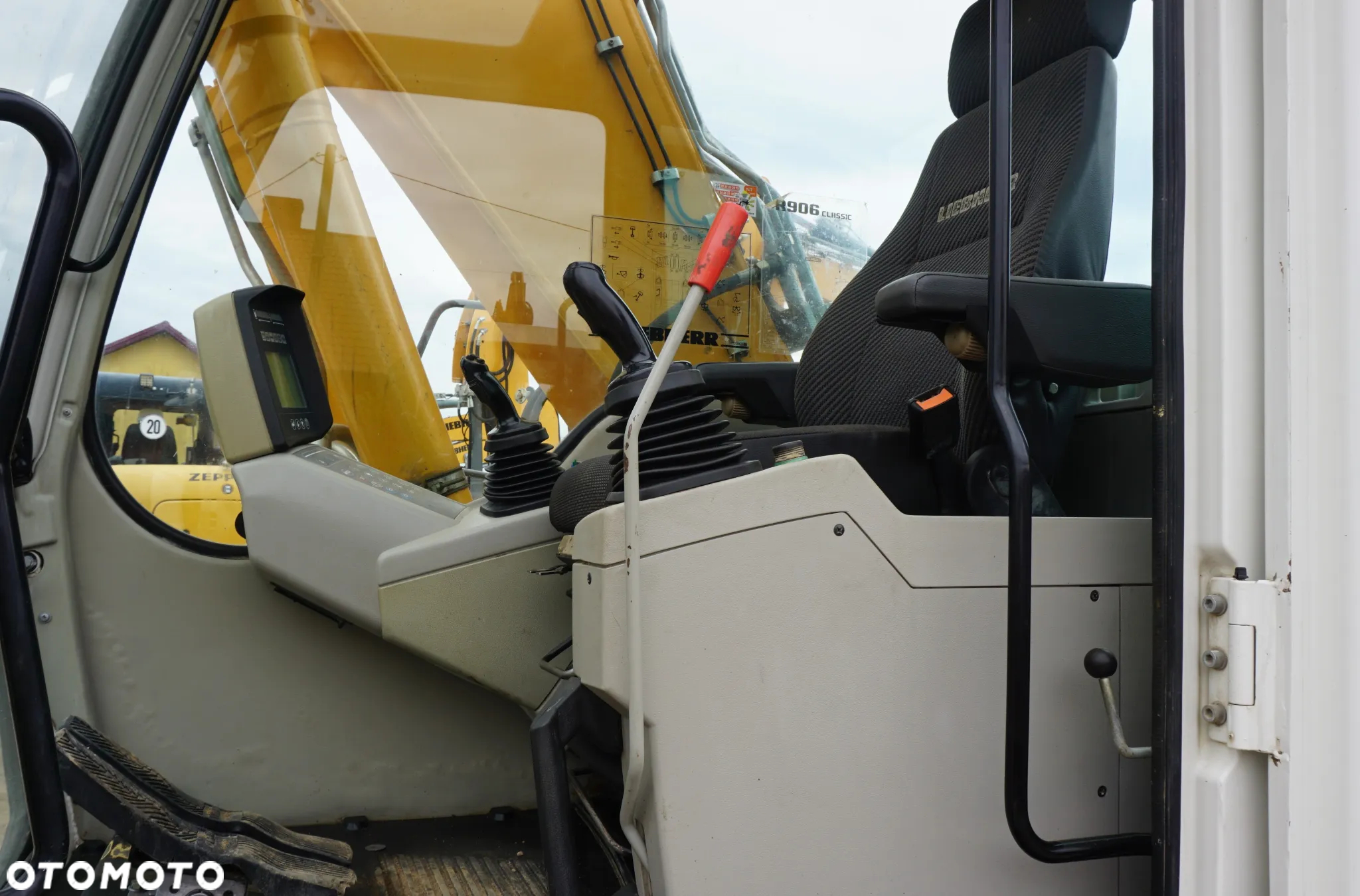 Liebherr R 906 - 8