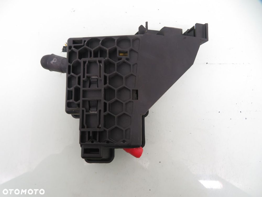 SKRZYNKA BEZPIECZNIKÓW AUDI A8 D3 4E0971845F - 2