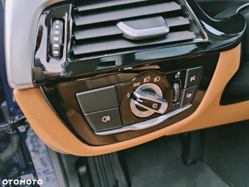 BMW Seria 5 540d xDrive mHEV - 17