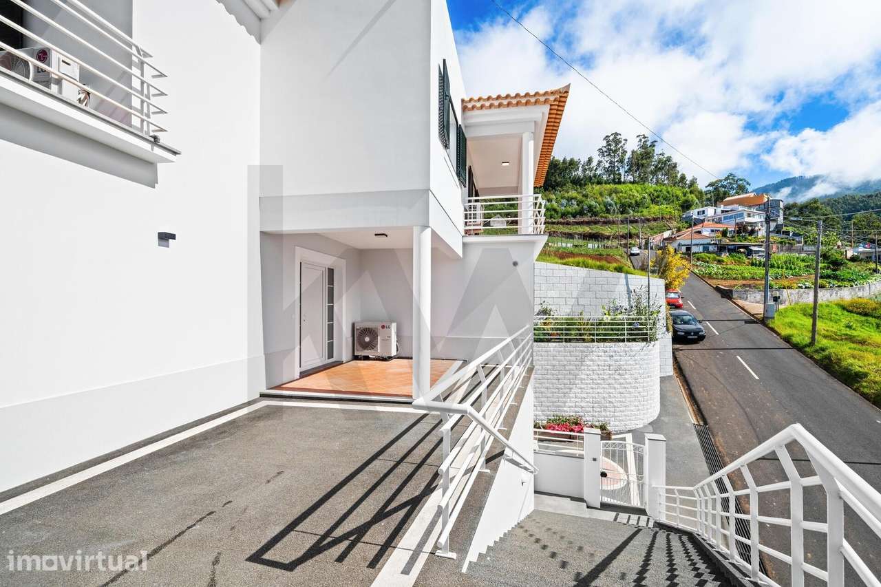 Moradia T3 com Piscina, Jardim e Vista Desafogada nos Canhas - Grande imagem: 4/52
