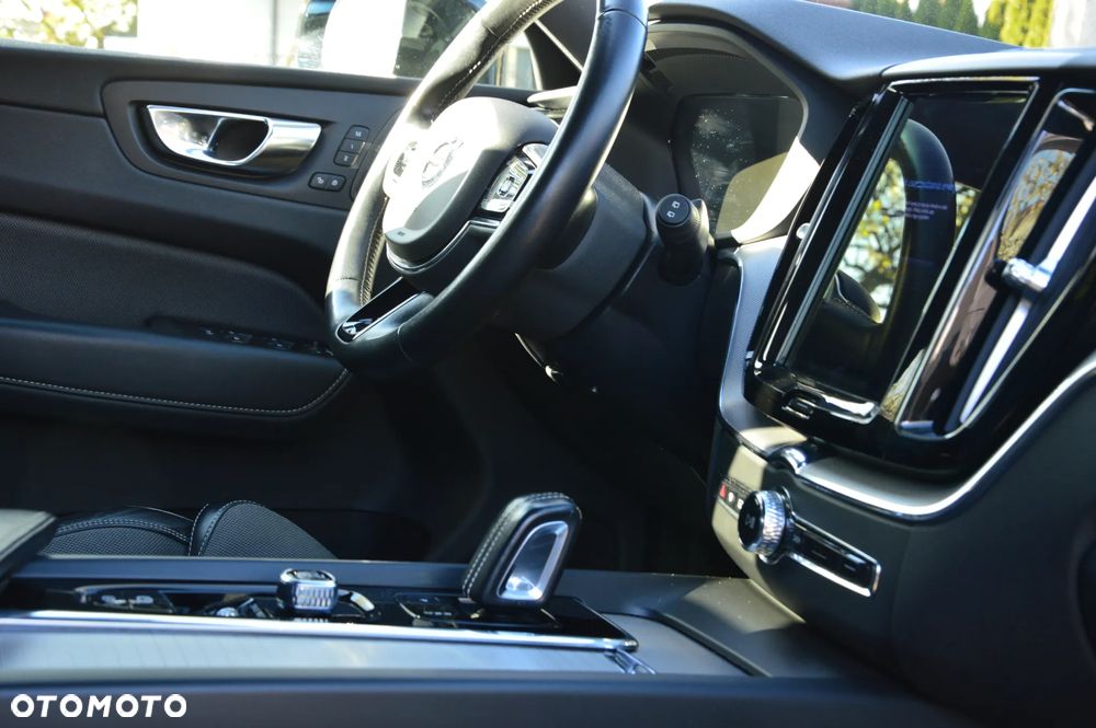 Volvo XC 60 B4 D AWD Ultimate Dark - 20