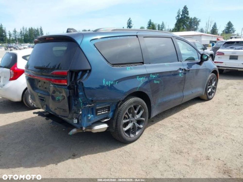 Chrysler Pacifica - 2