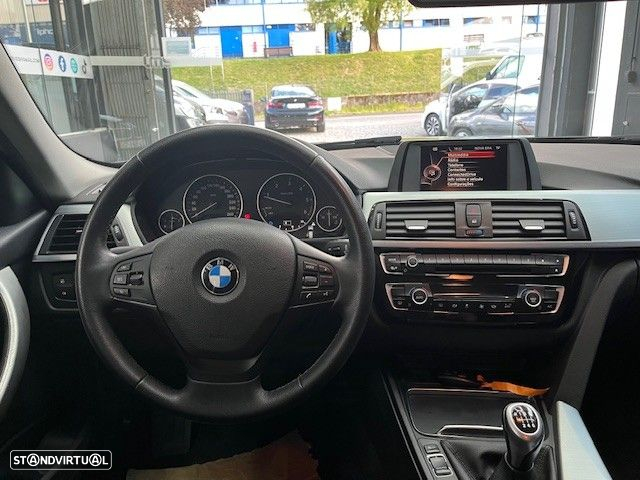 BMW 318 d Touring - 11